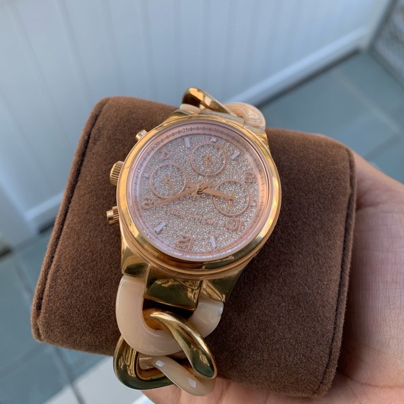 Micheal kors twist watch in rose gold - Picture 3 of 3